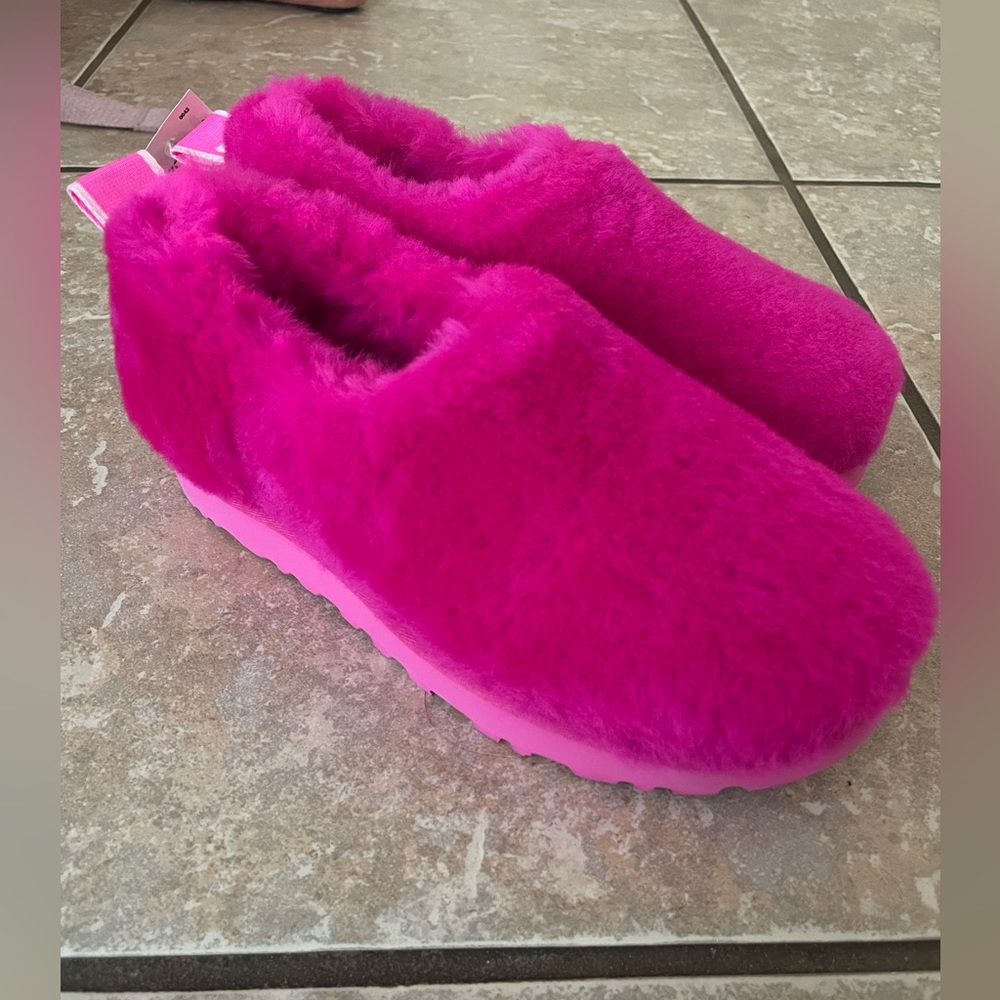 New pink UGGs size US6